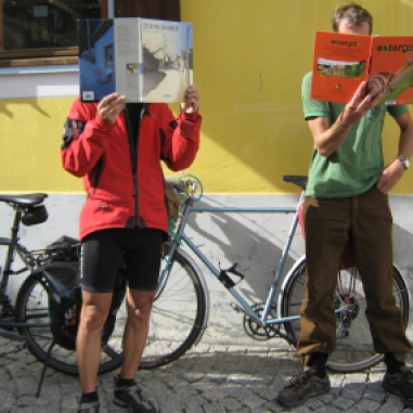 Cyclistes dans la cour de la bibliothèque